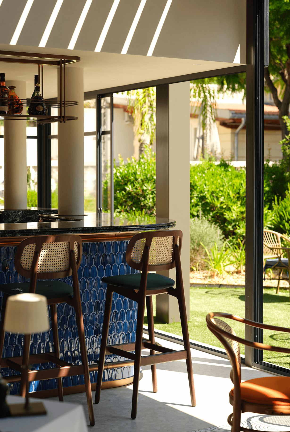 restaurant rogina villa genesis france-bar chaises design detail